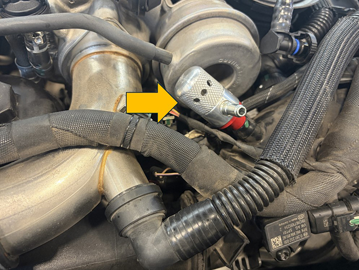 Adaptor AE06in the vacuum port Porsche 2.9L Twin-turbocharged GDI engine.