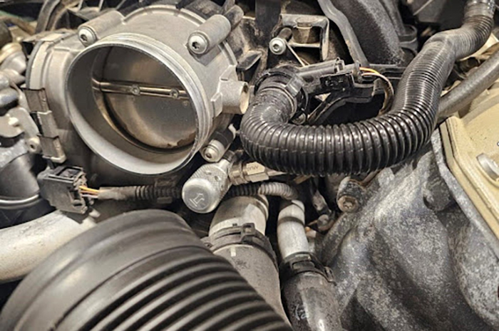 Closer view of AE04 adaptor installed on vacuum port